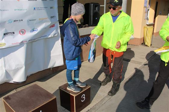 Dítě na třetím místě stupňů vítězů