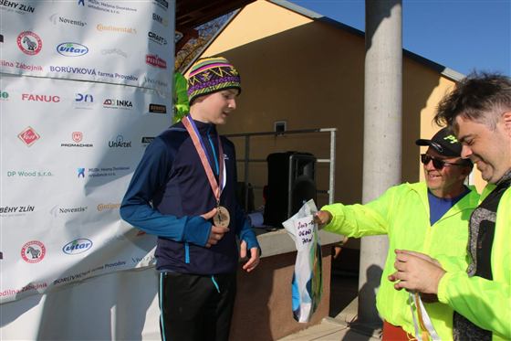Předání medailí na stupních vítězů